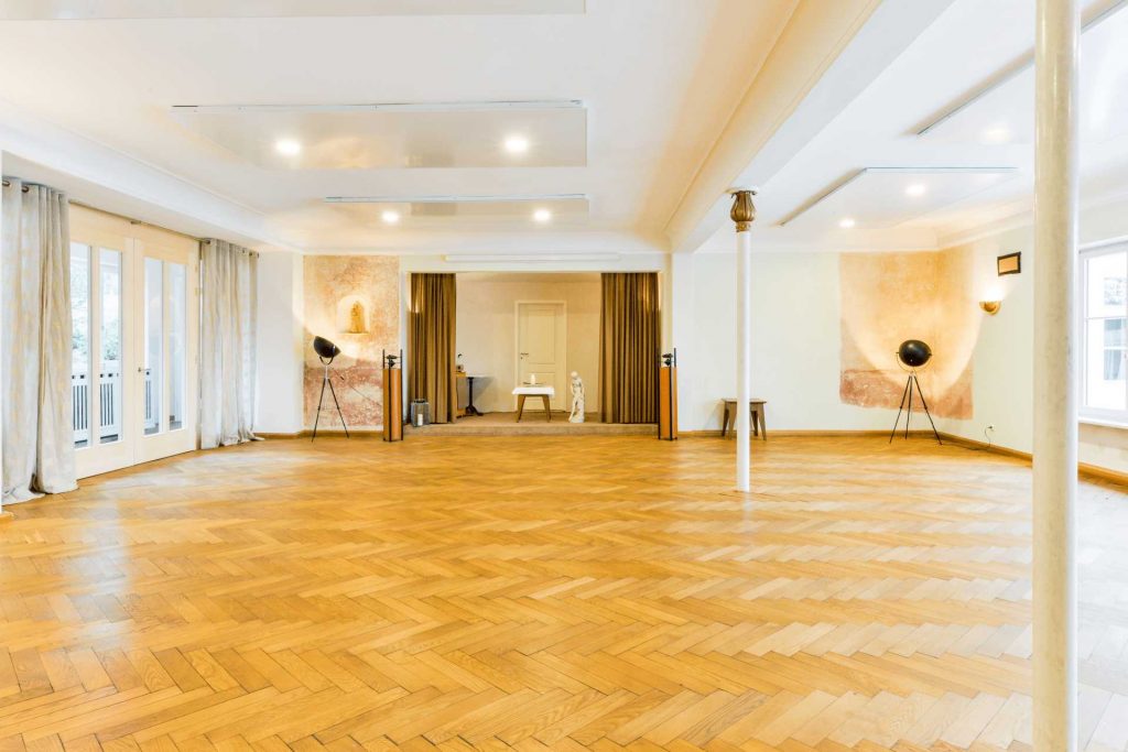 Seminarraum-Rosensaal-Buehne-Saeule-1024x683-1